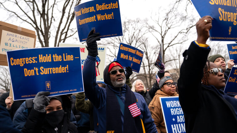 Over 100,000 Federal Workers Set to Resign as U.S. Shutdown Crisis Deepens